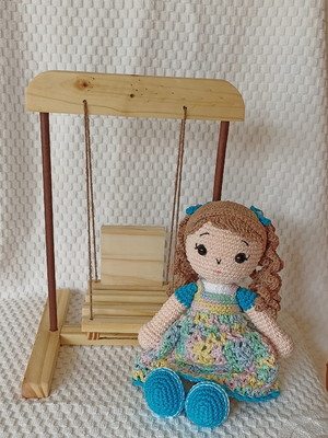 Boneca loli no balanço em crochê amigurumi