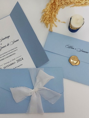 Convite de casamento azul serenity com lacre de cera