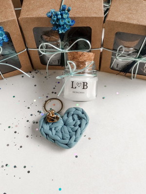 Mini kit aromático com vela + chaveiro de crochê coração