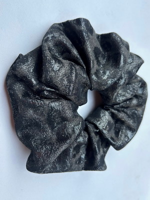 Scrunchie de oncinha metalizada grafite