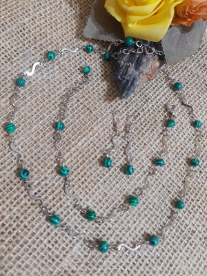 Conjunto composto por colar, pulseira e brinco em malaquita.