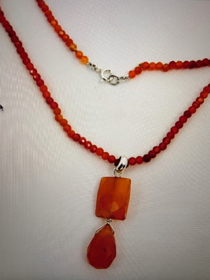 Colar em cornalina com pingente em prata , ágata e cornalina