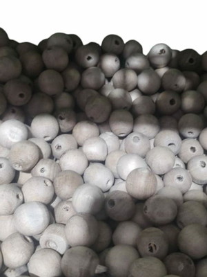 Kit com 200 bolinhas em madeira maciça, vazadas com furo