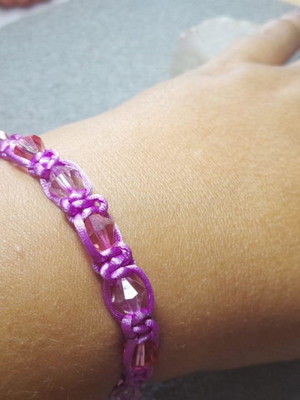 Pulseira em macramê com cristais