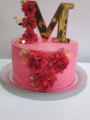 Topo de bolo letra inicial com flores .