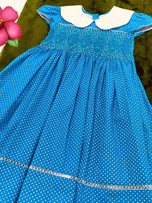 Vestido bordado a mão= 6 anos