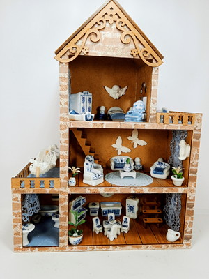 Casinha com micro móveis de porcelana "linda!