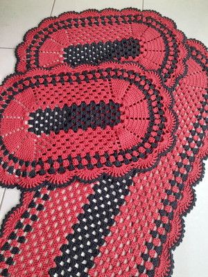 Conjunto passadeira com par de tapetes de croche