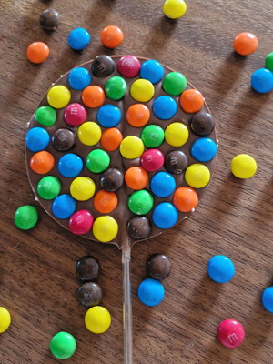 Pirulito redondo grande com m&m