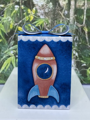 Caixa altinha com laço astronauta