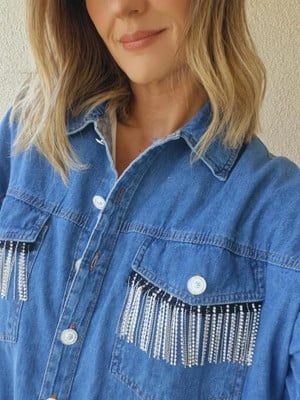 Camisa jeans feminina com franja strass