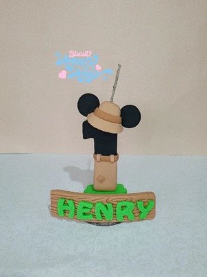 Vela em biscuit personalizada mickey safari