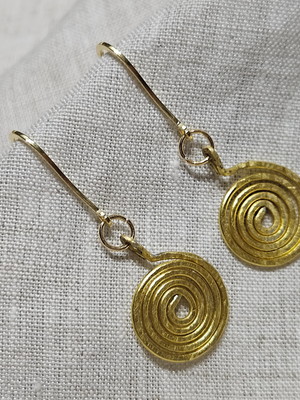 Brinco dourado banhado martelado