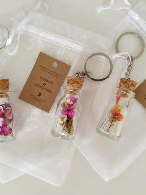 10 lembrancinhas em chaveiro com flores secas