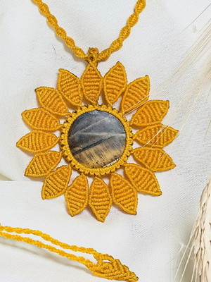 Colar girassol em macramê com olho de tigre