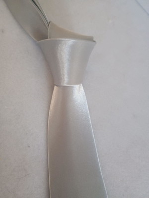 Gravata prata