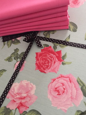 Capa de sousplat em tricoline rosas - cod 056
