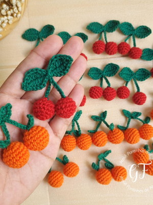 6 mini cerejas e 6 cachos mini laranjas em crochê