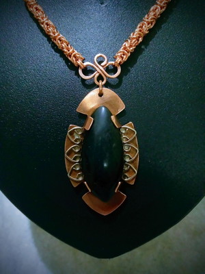 Colar feito em cobre e detalhe em alpaca com pedra ônix