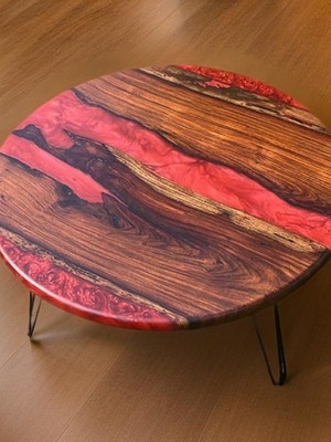 Mesa de centro em madeira com resina rivertable