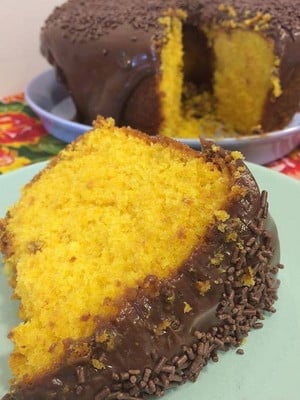 Bolo caseiro de cenoura com cobertura brigadeiro
