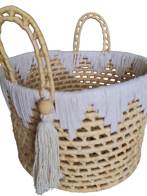 Cesto de palha com alças bordado macramê branco feito à mão