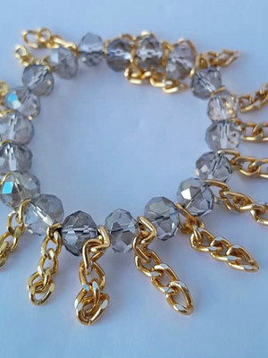 Pulseira com cristais e correntes douradas