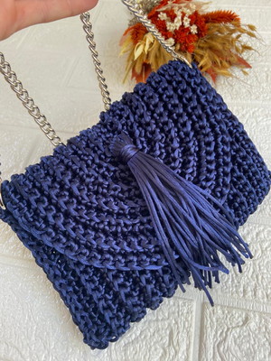 Bolsa em fio de seda com aba