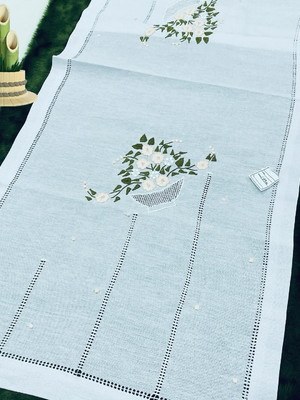 Caminho de mesa- bordado a mão-branco com as flores salmão
