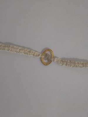 Pulseira de macrame com pingente r