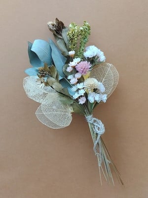 Mini buque para convite com flores desidratadas