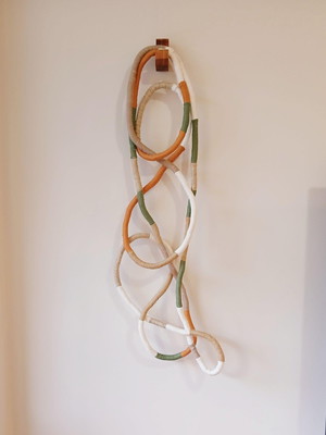 Escultura têxtil cordas colar de parede