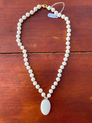 Colar com pedras onix branco e pingente jade branco