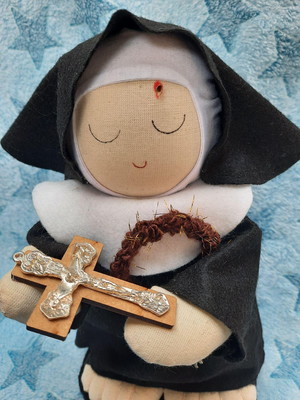 Santa rita de cássia em tecido e feltro