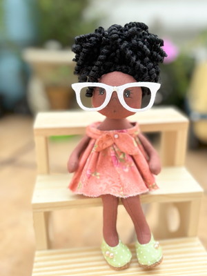 Boneca de pano negra pequena