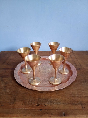 Antigo jogo de taças de licor e salva / bandeja em bronze