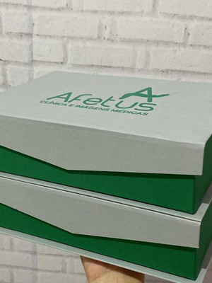 Caixas cartonadas personalizadas com fechamento imã