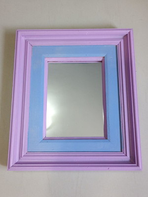 Espelho de parede com moldura de madeira azul e rosa