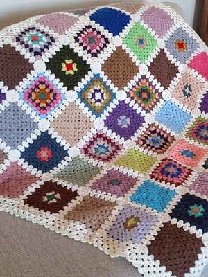 Manta para sofá - crochê lã - colorido - feito à mão
