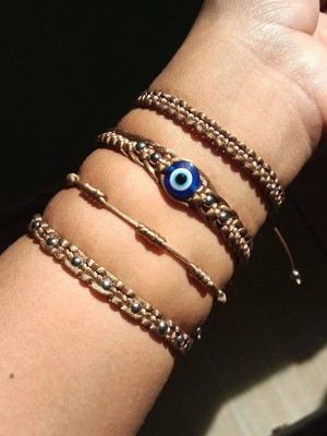 Mix de pulseiras em macramê com olho grego