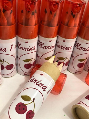 Caixa com mini lápis de cor personalizada com apontador