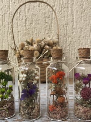 Lembrancinhas de garrafinhas com flores naturais secas