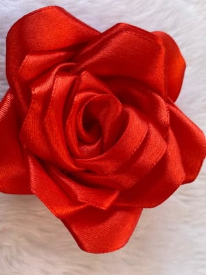 Rosa vermelha com presilha para cabelo