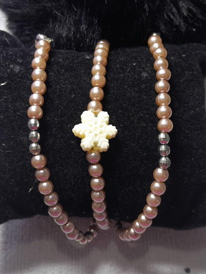 Trio de pulseiras com pérolas