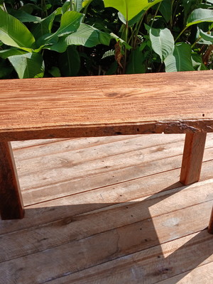 Mesa de centro em madeira de lei.