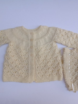 Casaquinho e touca de trico amarelo claro para bebê