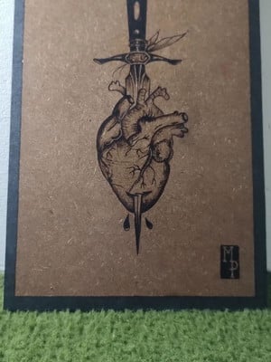 Quadro pirografado adaga coração 35x24cm