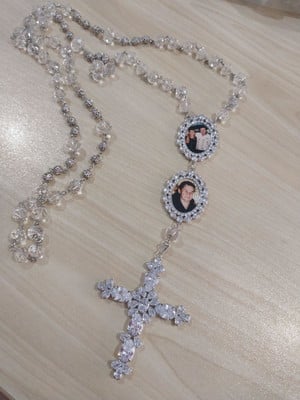 Terço com relicário duplo foto e zirconia