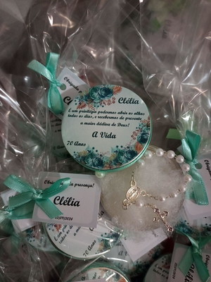Lembrancinhas latinhas com mini terço