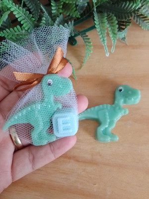 Dinossauro com inicial